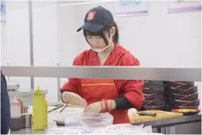 Sự nổi tiếng của Li đã giúp thu hút ngày càng nhiều sinh viên lựa chọn tới ăn tại quán mà cô làm việc. Lượng khách tới quán hiện tại đã tăng gấp đôi so với trước khi cô tới làm việc.