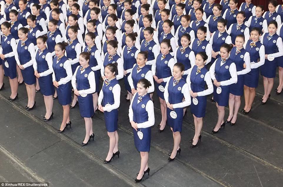 Các thí sinh cũng phải trình diễn trong đồng phục của nữ tiếp viên hàng không.