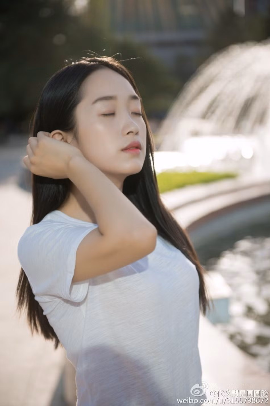 Khoảnh khắc đẹp đến xao lòng của của thiếu nữ trường múa.
