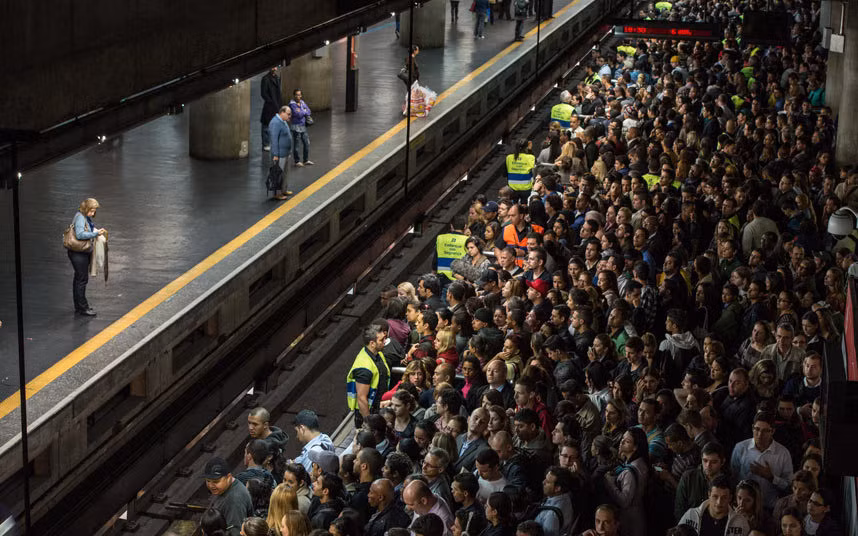 Cảnh tượng hành khách đứng đông nghịt chờ tàu điện ngầm tại một nhà ga ở Sao Paulo, Brazil. Các doanh nhân giàu có thường thuê trực thăng tới nơi làm việc để tránh cảnh tắc đường trong thành phố này.