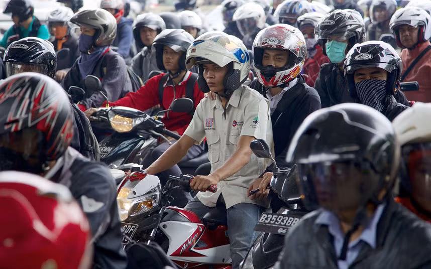 Người dân Indonesia ở thủ đô Jakarta với đối mặt với 400 giờ tắc đường mỗi năm.