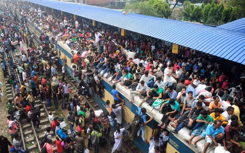 Hành khách chen nhau trèo lên một chuyến tàu hỏa quá tải ở thành phố Dhaka, Bangladesh.