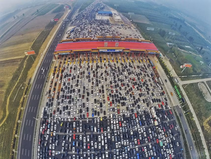 Cảnh tượng ùn tắc giao thông này diễn ra tại một trạm thu vé trên đường cao tốc hướng về Bắc Kinh sau dịp nghỉ lễ mới đây ở Trung Quốc.