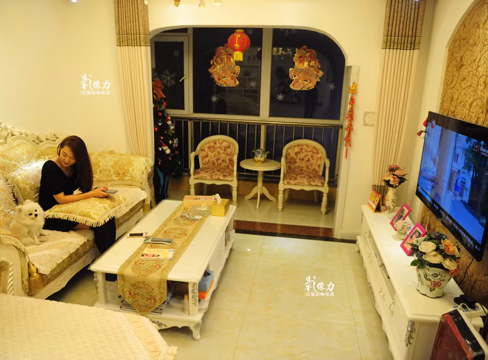 Yang thường dành một chút thời gian để chơi với cún cưng sau bữa tối.