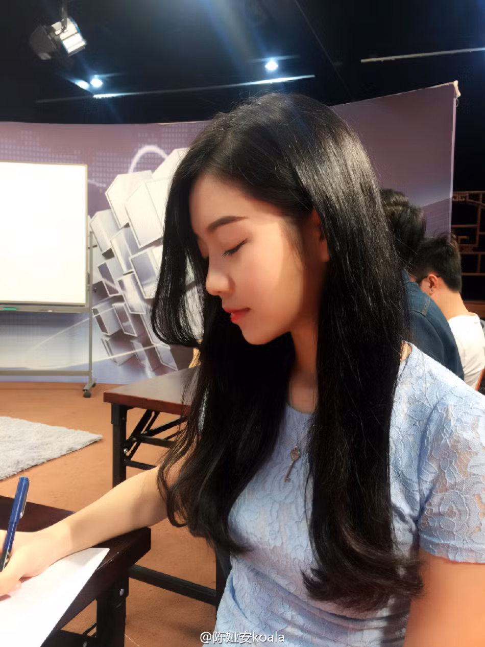 Không chỉ gây chú ý vì vẻ ngoài xinh đẹp mà Diễm Thiến còn được yêu thích vì những dòng đăng tải đầy ý nghĩa, những trích dẫn thú vị từ những cuốn sách cô đọc…