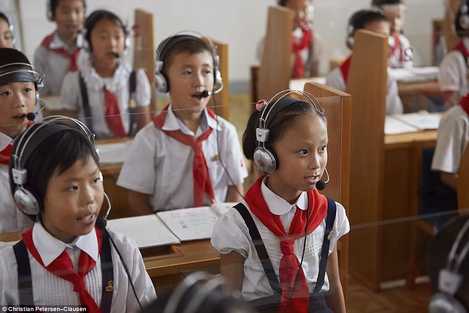 Học sinh mặc đồng phục tham dự một giờ học tiếng Anh