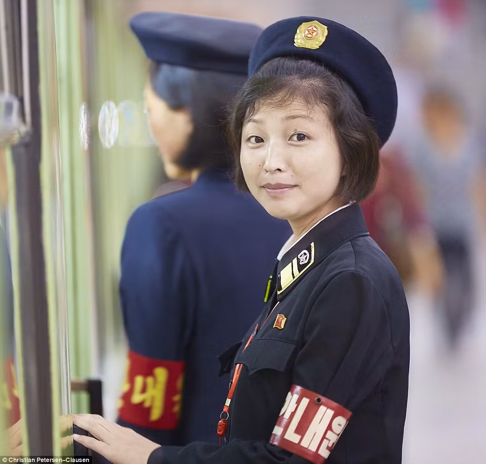 Nhân điều hành tàu điện ngầm tại một nhà ga ở Bình Nhưỡng.
