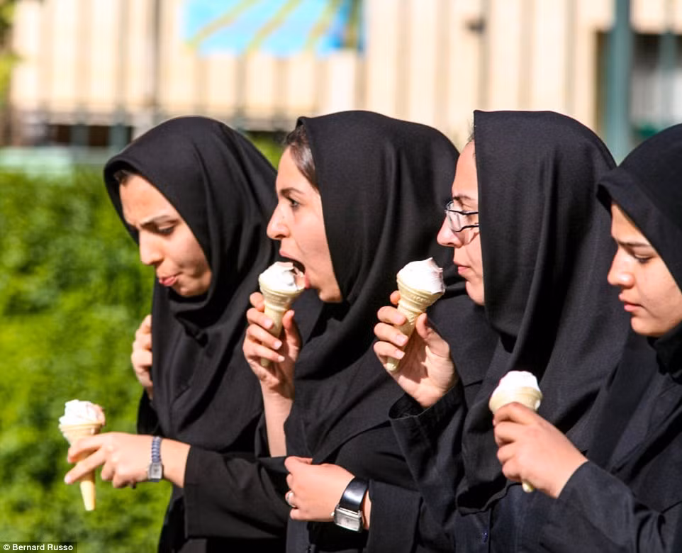 Các cô gái ngồi ăn kem dưới trời nắng ở thành phố Esfahan.