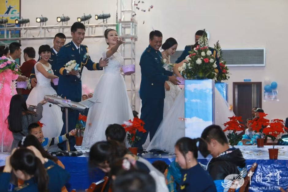 Cô dâu và chú rể tung kẹo cho các vị khách tham dự đám cưới.