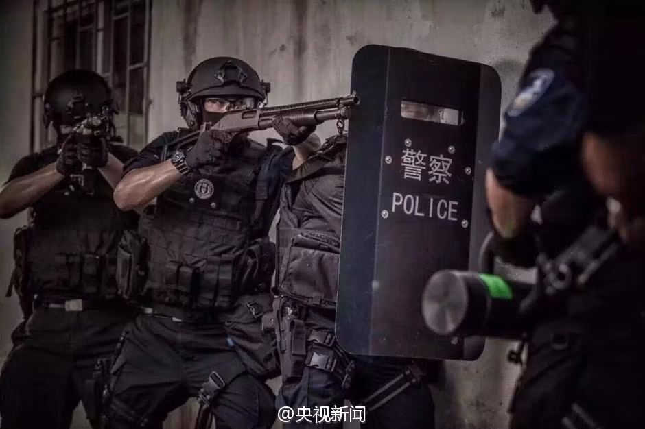 Cảnh tượng này giống như trong bộ phim Lực lượng đặc nhiệm (SWAT) vừa được công chiếu.