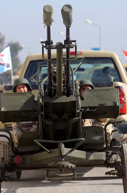 Ngoài ra, Quân đội Iraq còn có số lượng khá lớn pháo phòng không ZU-23-2 23mm 2 nòng - loại vũ khí rất được ưa thích ở Trung Đông nhờ nhỏ gọn, có thể lắp dễ dàng lên các xe bán tải dân sự dùng cho đánh địch trên mặt đất, trên không.