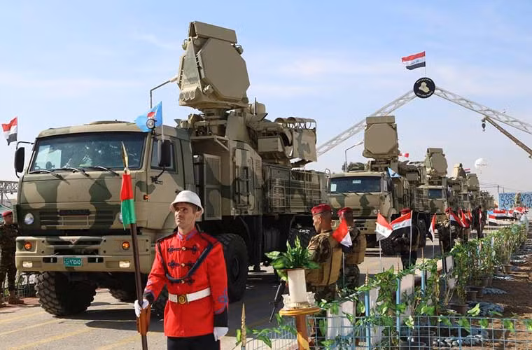 Cuộc duyệt binh biểu dương sức mạnh của lực lượng Phòng không Iraq diễn ra trong bối cảnh Quân đội Iraq vẫn khá vất vả trong cuộc chiến chống phiến quân Nhà nước Hồi giáo tự xưng (IS) – lực lượng ngày càng lớn mạnh và ngày càng có nhiều hành động bạo tàn, man rợ.