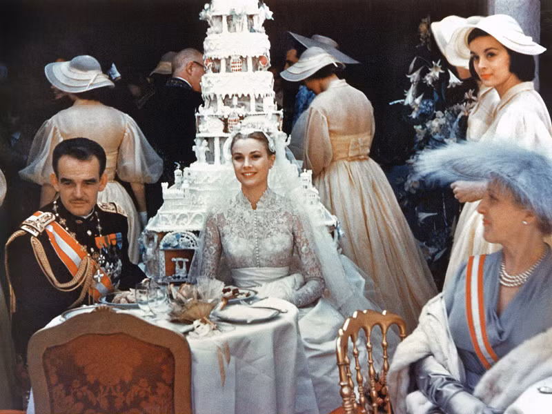 Chính đám cưới thế kỷ vào năm 1956 giữa ông hoàng Moncaco Rainier III với nữ minh tinh Hollywood Grace Kelly đã làm thay đổi hoàn toàn bộ mặt công quốc Monaco đang trong bối cảnh sắp phá sản với hàng loạt các khách sạn và sòng bạc ở đây làm ăn bi đát. Ảnh People