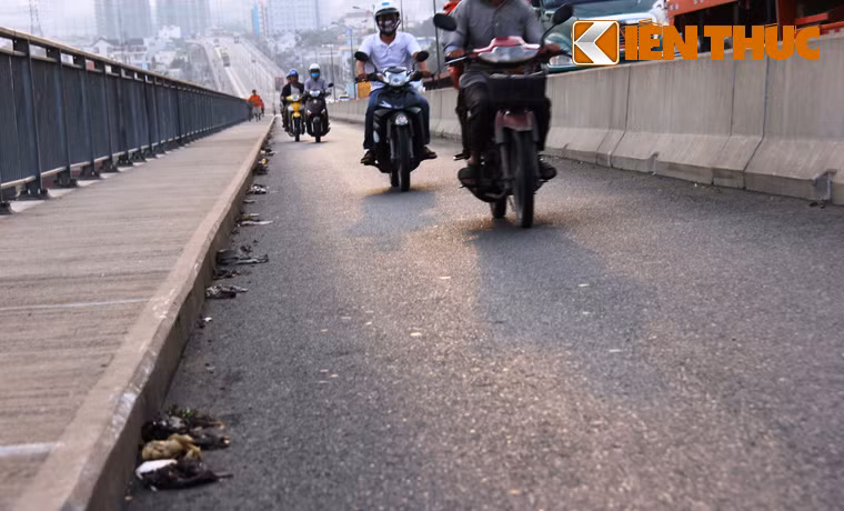 Mặt cầu theo cả 2 hướng luôn trong tình trạng đầy rác thải.