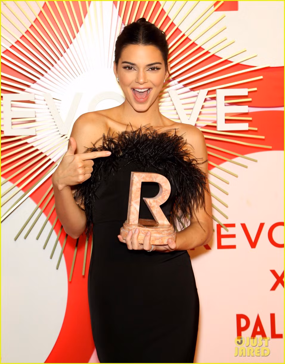 Cùng ngắm nhìn vẻ đẹp hoàn mỹ của Kendall Jenner.