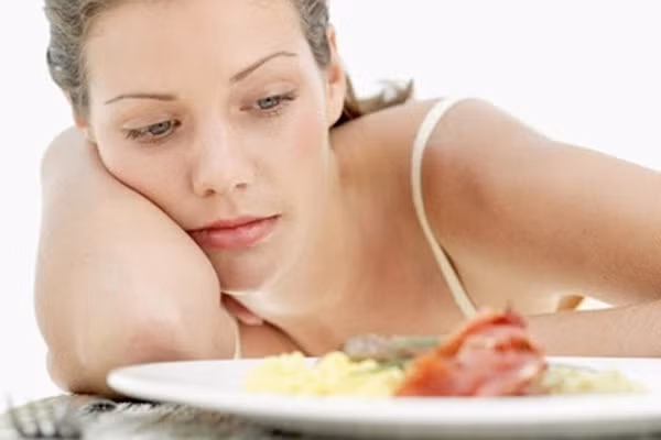 Không ăn sáng. Ngủ dậy muộn khiến nhiều người vội vã, không kịp ngồi vào bàn dùng bữa sáng đã tất bật khởi động ngày mới. Thực tế, thói quen giúp bạn tiết kiệm thời gian song ảnh hưởng nghiêm trọng đến sức khỏe lâu dài.