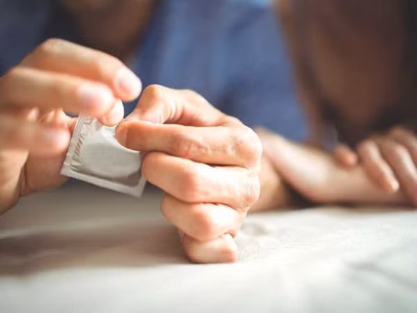 Đáng lưu ý, nhà sản xuất bao cao su Danny Resnic tiết lộ đàn ông trên khắp thế giới đều thừa nhận họ ghét đeo bao cao su. Nguyên nhân bởi đeo bao cao su làm giảm độ hưng phấn trong quá trình nhập cuộc.