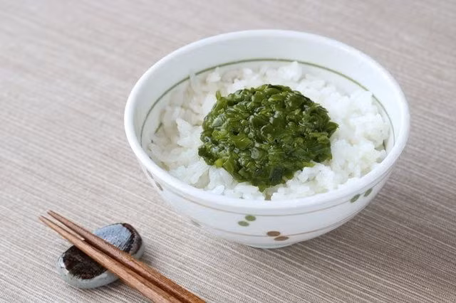Người ta thường ăn mekabu với cơm trắng, rất ngon miệng, nhưng không phải ai cũng sẵn sàng ăn một thứ nhầy nhụa như vậy.