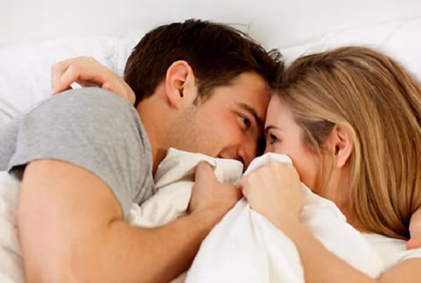 Quan hệ tình dục còn góp phần giúp cơ thể tràn đầy năng lượng, não bộ sảng khoái, minh mẫn, giúp bạn bắt đầu ngày mới lạc quan hơn. Làm được điều này là do quan hệ tình dục có thể làm tăng endorphin và oxytocin. Đây là những hormone kích hoạt trung tâm khoái cảm cho não, làm dịu từng tế bào thần kinh.