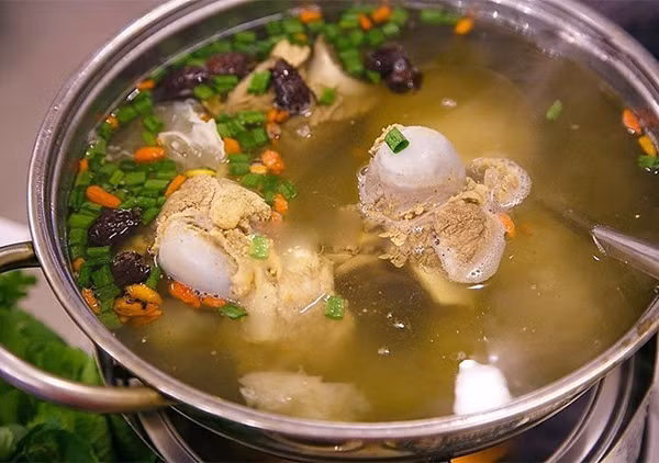 Hầm xương không khó. Tuy nhiên nếu không biết cách chế biến thì nước dùng dễ có mùi tanh, vị lạ và màu sắc thâm đen không bắt mắt.