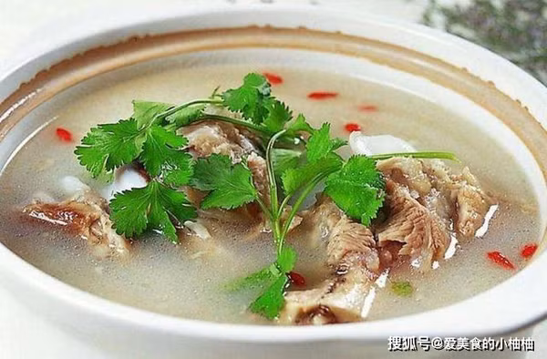 Thời tiết giao mùa mát mẻ hiện tại rất thích hợp để nấu canh xương tẩm bổ. Nguyên nhân bởi canh xương vừa giúp làm ấm hiệu quả vừa cung cấp nhiều dinh dưỡng cần thiết cho cơ thể.