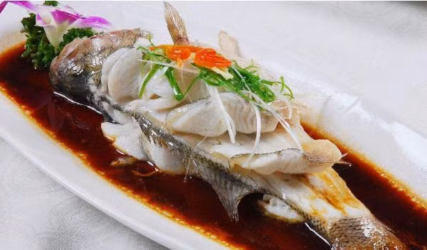 Cá hấp tuy đơn giản nhưng nếu không điều chỉnh nhiệt hợp lý, nêm gia vị sai cách có thể khiến món ăn thành phẩm bị tanh, không mềm như mong muốn.