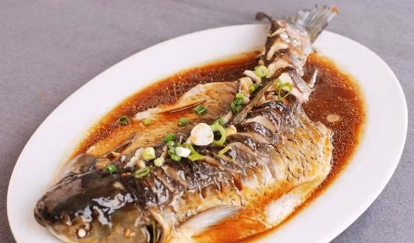 Theo đầu bếp kinh nghiệm, cá hấp cần nhiệt độ cao, duy trì đều trong vòng 10 phút là đủ. Nhìn chung, điều chỉnh nhiệt không khó và hầu hết mọi người đều làm tốt khâu này.