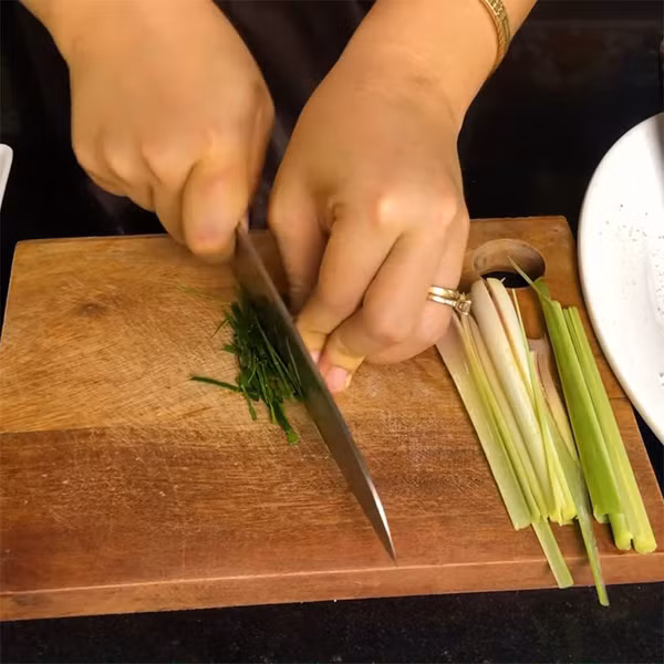Hành tím đem cắt mỏng, sả đem cắt khúc và chẻ nhỏ, lá chanh cắt sợi, ớt đem đập dập.