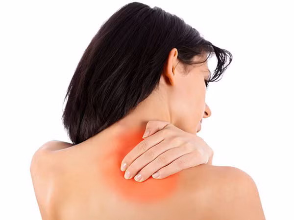 Đau vai. Người thường xuyên ngồi lâu có thể bị đau mỏi vai gáy. Bên cạnh đó, người thường xuyên hút thuốc lá cũng hay gặp tình trạng này do khói thuốc chứa nhiều độc tố, gây nên các vấn đề về phổi.