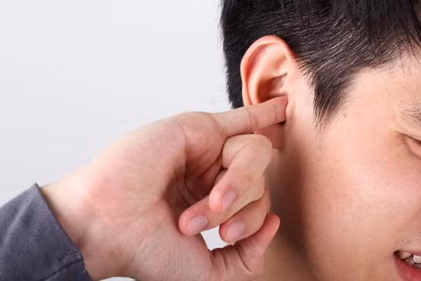 Ngứa tai. Trong cuộc sống, nhiều người bị ngứa tai, nghĩ rằng tai bẩn nên dùng dụng cụ làm sạch song tình trạng không mấy tiến triển. Thực tế, nguyên nhân căn bản gây ngứa tai không đơn thuần bắt nguồn từ yếu tố vệ sinh. Nó bắt nguồn từ việc tăng đường huyết trong cơ thể.
