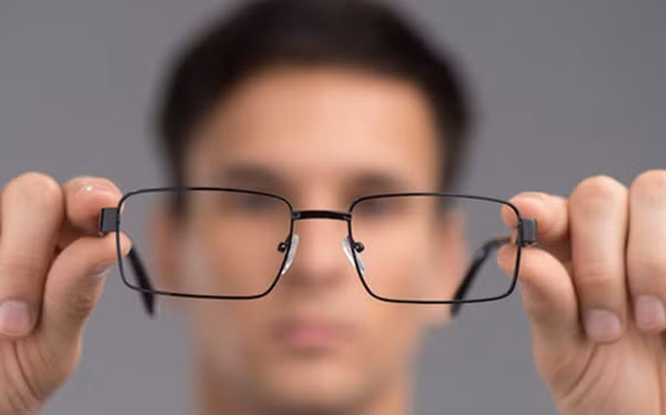 Giảm thị lực. Điều này khiến người bệnh nhìn thấy mọi thứ mờ mà không rõ lý do.