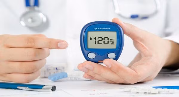 Bệnh nhân có vấn đề đường huyết cần đặc biệt tuân thủ việc đo đường huyết đúng giờ. Khi mức dao động đường huyết quá cao cần đi khám càng sớm càng tốt, tránh nguy cơ hạ đường huyết khó kiểm soát, dễ gây biến chứng nguy hiểm. Ảnh: IT