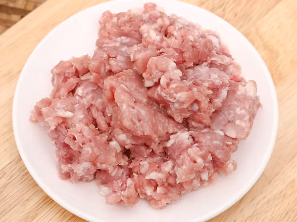 Thịt xay. Các sạp bán thịt lợn ở các chợ dân sinh đều có thịt xay sẵn phục vụ khách hàng. Mua loại thịt này về chế biến rất tiện lợi, không cần mất công xay nhuyễn hay băm nhỏ.