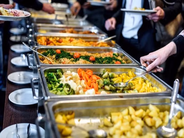 Salad. Salad thường được làm từ nhiều thành phần rau khác nhau. Làm ở nhà không tiện nên nhiều người lựa chọn mua ngoài hàng cho nhanh.