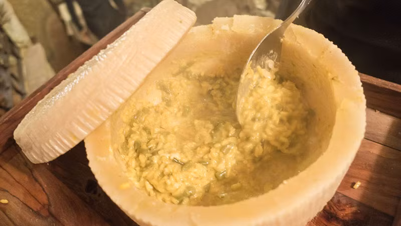 Pho mát giòi Casu marzu của Ý có mùi hôi do những con giòi bên trong.