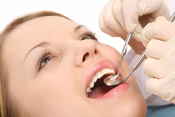 Nắm được mối nguy ung thư miệng từ thói quen ăn trầu, năm 2019, Ủy ban Y tế Trung Quốc khuyến cáo những người có thói quen ăn trầu nên tăng cường kiểm tra sức khỏe răng miệng. Đặc biệt, khi có dấu hiệu ung thư miệng dưới đây thì nên đi khám càng sớm càng tốt.