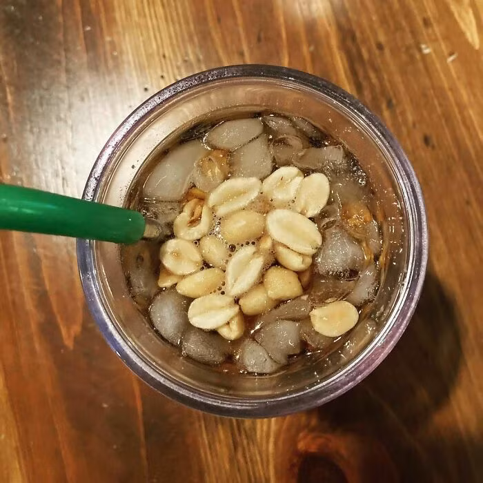 Lạc với nước coca, món đồ uống đã khác phổ biến tại Nam Mỹ.