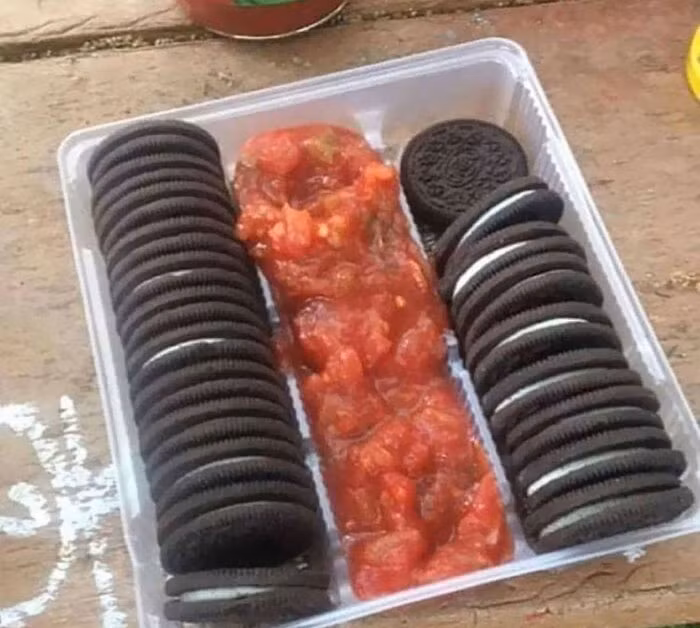 Kết hợp ngọt mặn: Bánh oreo và sốt Mexico.