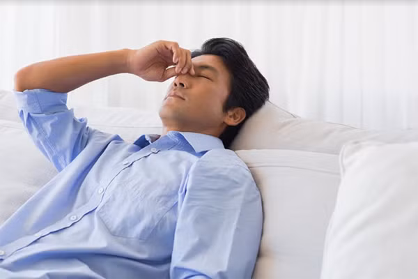 Chất lượng giấc ngủ giảm: Bước vào quá trình lão hóa, đàn ông trung niên sẽ đối mặt với tình trạng thường xuyên mất ngủ, khó đi vào giấc ngủ, mộng mị, đổ mồ hôi ban đêm cùng nhiều yếu tố khác khiến chất lượng giấc ngủ giảm hẳn.