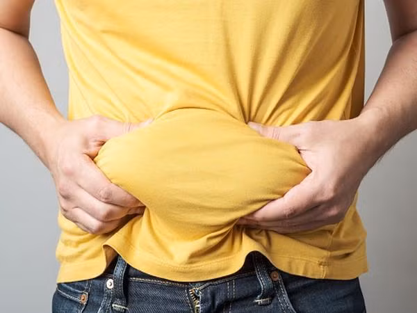 Nguyên nhân bởi giai đoạn này quá trình trao đổi chất của cơ thể sẽ chậm lại. Đặc biệt, thói quen ăn nhiều calo và chất béo song không vận động khiến cơ thể tích mỡ, dẫn đến tình trạng bụng ngày càng to ra.