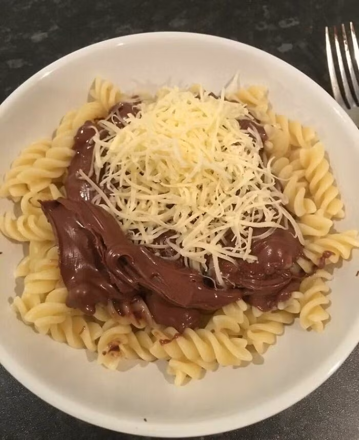 Mỳ trộn nutella.