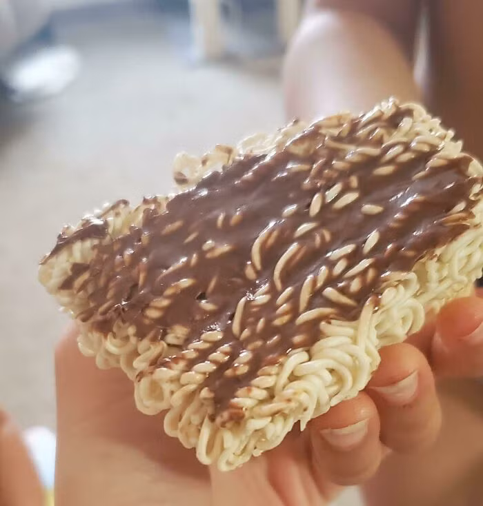 Mỳ sốt nutella.