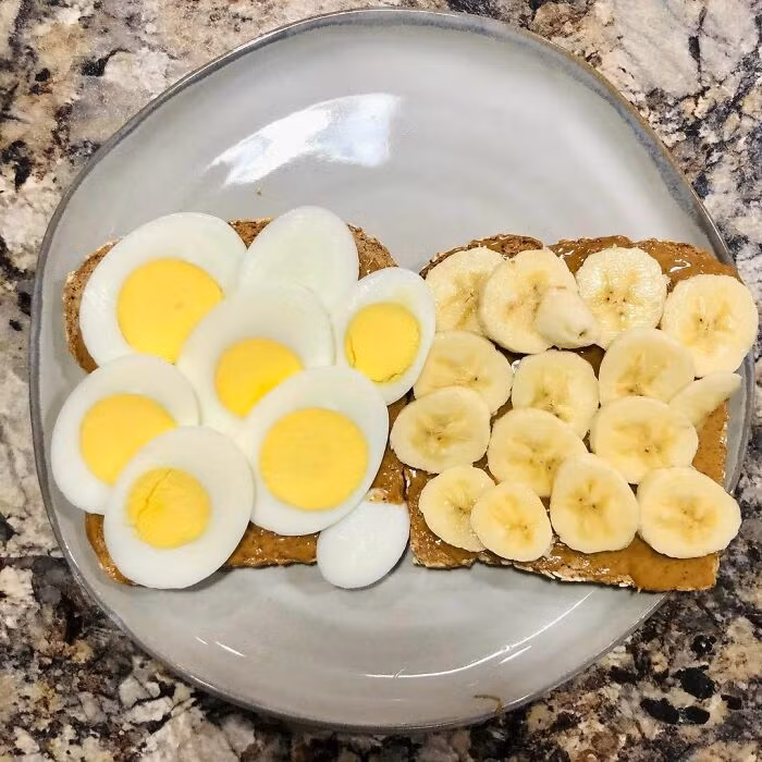 Bánh kẹp nhân trứng luộc và chuối.