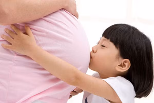Trong khi đó, nhiều bà mẹ cho biết mang thai lần 2 vắt kiệt sức lực dù họ có nhiều kinh nghiệm hơn. Thực vậy, nếu như trước đây mối quan tâm duy nhất là đứa trẻ trong bụng thì giờ đây bạn phải dành thời gian chăm sóc cho em bé đầu lòng. Hàng tá vấn đề cần giải quyết khiến bạn không có thời gian để thả lỏng hay chăm sóc bản thân.