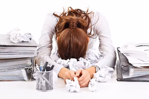 Thứ nhất, chị em đầy rẫy lo lắng khi bố mẹ già đi. Ông bà lúc này không có thu nhập, lại thường xuyên ốm đau nên chi phí cho cuộc sống sẽ tăng lên. Chưa kể, nếu không may bố mẹ có vấn đề sức khỏe nghiêm trọng, con cái cần dành nhiều thời gian chăm sóc.