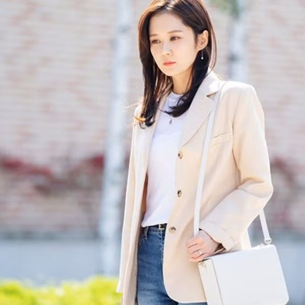 Thứ hai, con cái lớn lên cần bố mẹ tinh tế đồng hành. Nếu không có sự định hướng của bố mẹ, chúng dễ phát triển lệch lạc. Lúc này, phụ huynh không phải ngày đêm chăm sóc như thuở nhỏ song không kém sự tâm huyết dành cho con.