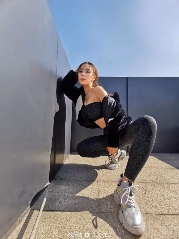 Kể về quãng thời gian khó khăn, Chen cho biết cô hành động có phần cực đoan. Thời điểm đó, cô cảm thấy tự ti đến mức về nước 3 tháng song nhất quyết không nói cho bạn bè và người thân. Mỗi ngày, cô đến phòng tập 4-5 giờ. Sau khi đổ mồ hôi với những bài tập cường độ cao, về nhà Chen vẫn miệt mài vận động, đi bộ vào ban đêm.