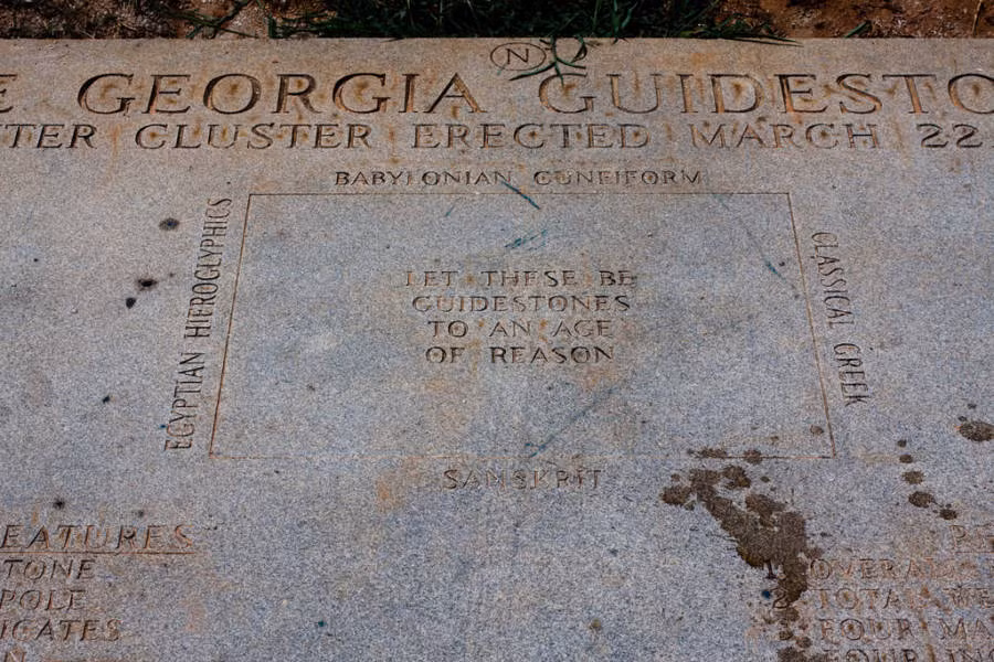 Một quan điểm khác cho rằng, công trình đá Georgia Guidestones được dựng lên nhằm ủng hộ mục tiêu phi dân số toàn cầu. Họ đưa ra giả thuyết này vì trên các tảng đá được khắc thông điệp kêu gọi “đoàn kết nhân loại với một ngôn ngữ sống mới” và giữ dân số toàn cầu dưới 500 triệu người.
