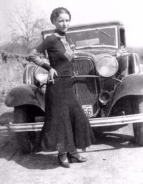 Bonnie và Clyde tái hợp, chung sống cùng nhau và thực hiện hàng loạt phi vụ cướp của, giết người. Sau khi cùng nhau gây ra vài vụ cướp, Bonnie bị cảnh sát bắt và phải ngồi tù 2 tháng. Ả được thả tự do vào giữa năm 1932.