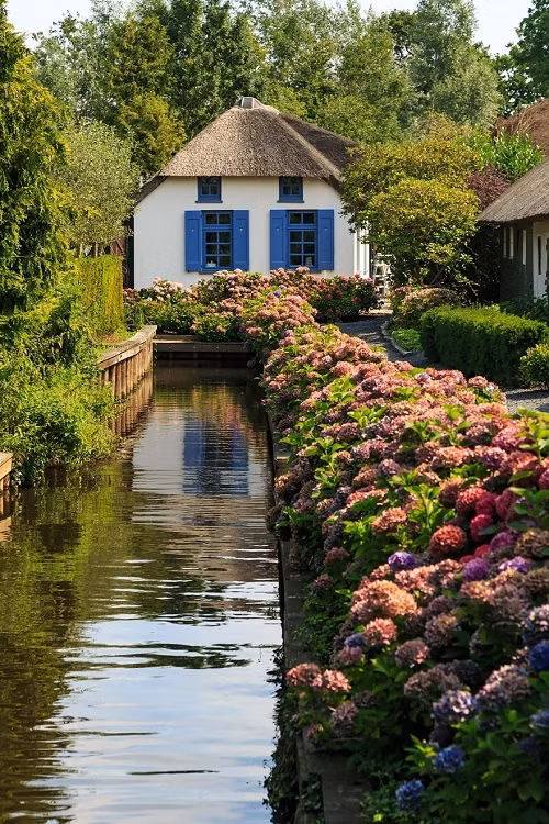 Vì vậy, ngôi làng được đặt tên là “Geytenhoren” với ý nghĩa nơi khai quật sừng dê. Về sau, tên của ngôi làng được rút gọn là Giethoorn.